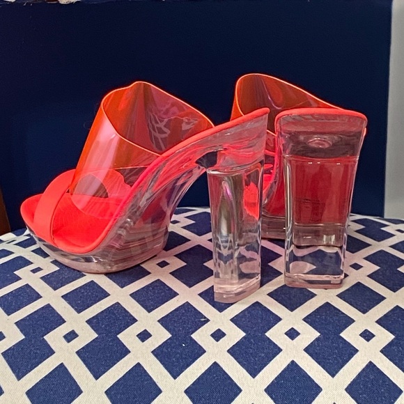 Neon pink clear lucite strap platform bright heeled mules - Picture 4 of 7